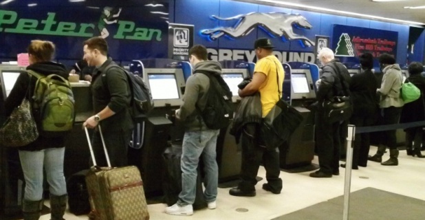 Greyhound Lines verbessert den Kundenservice mit Self-Ticketing-Systemen von NCR...