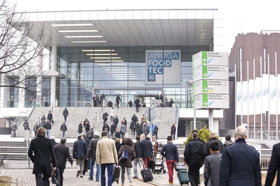 Foto: Besucher vor dem Eingang der Messe Köln zur Anuga FoodTec Messe;...