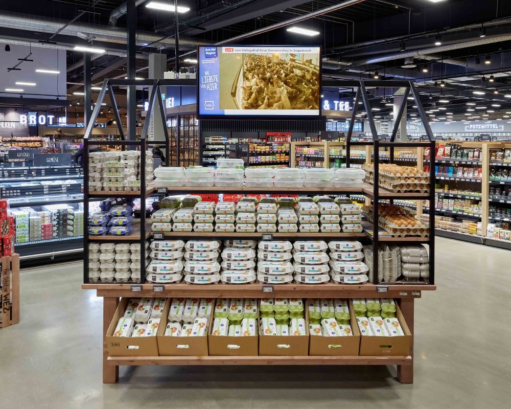 Regal mit frischen Eiern und Digital Signage im Supermarkt...