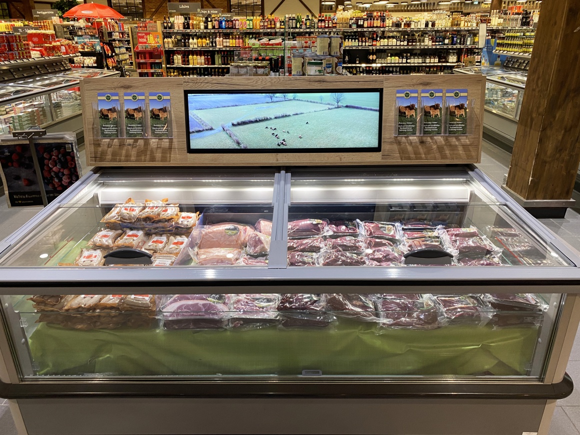 Kühltheke mit Digital Signage im Supermarkt